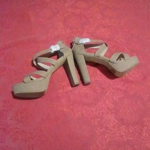 New Top Moda Tan Platform Heels Size 10